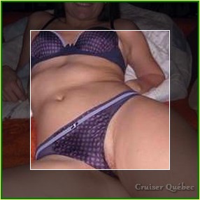 Belle fille célibataire aimant la pipe en gorge profonde